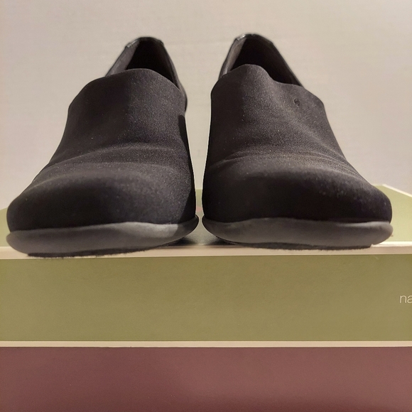 Naturalizer Kismet Black Stretch Shoes - Picture 4 of 14